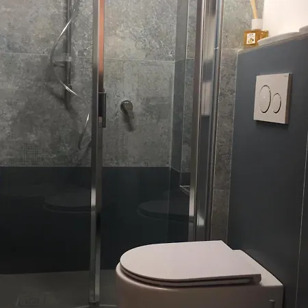 Avec Mezzanine, Climatise, Au Coeur De Menton, Proche Plages Et Commerces - Fr-1-196-300 דירה