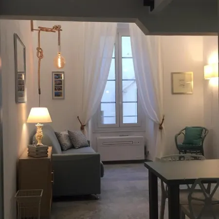 Avec Mezzanine, Climatise, Au Coeur De Menton, Proche Plages Et Commerces - Fr-1-196-300 דירה *